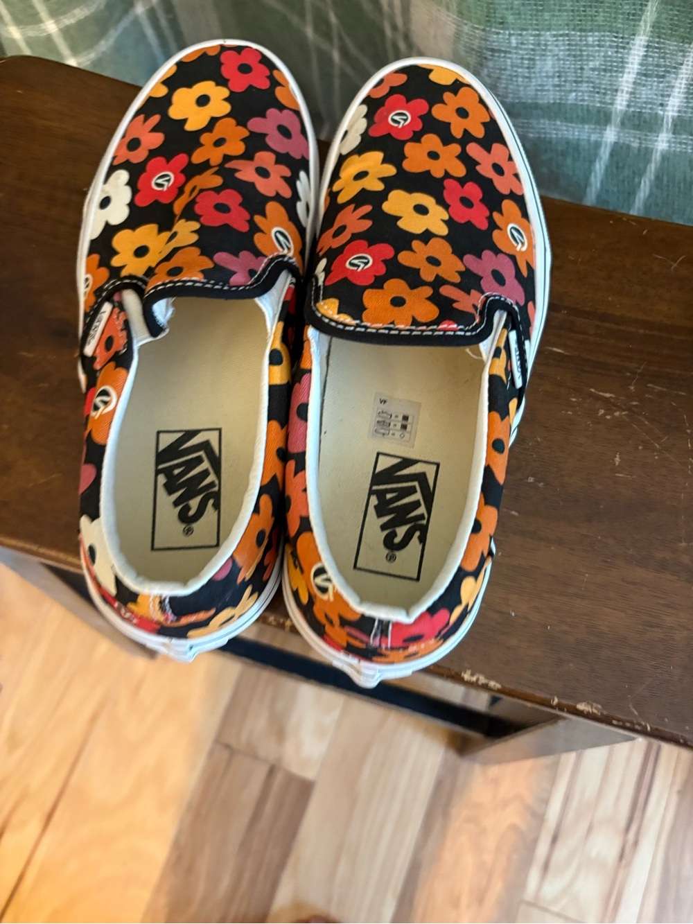 Vans Slip-On Sneakers with Retro Floral Print - Picture 4 of 10